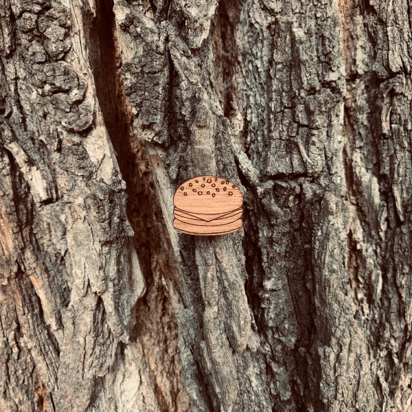 Dřevěná brož Hamburger