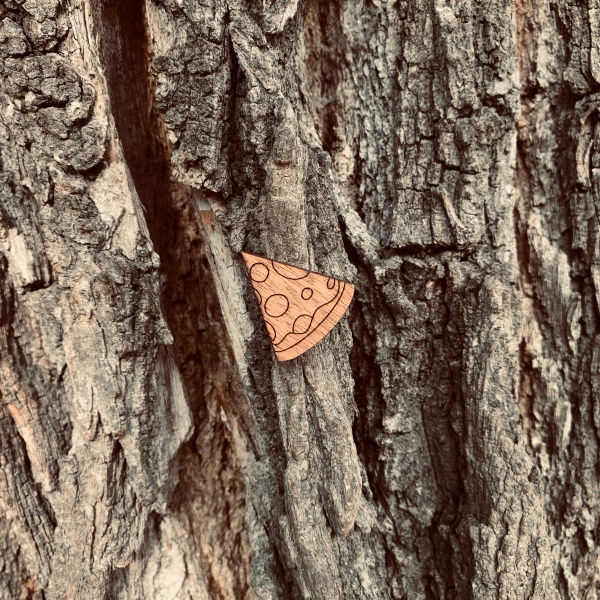 Dřevěná brož Pizza 