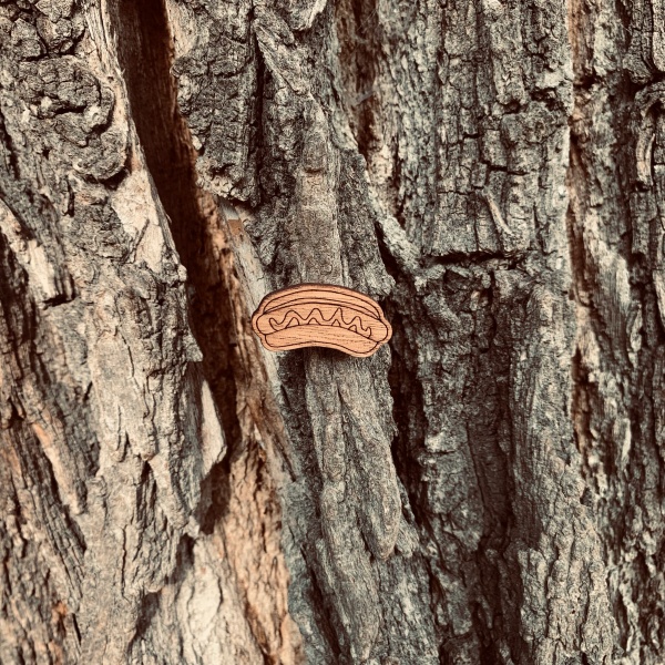 Dřevěná brož Hot dog 