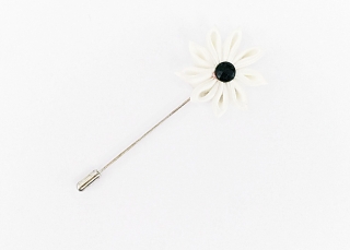 Bílá brož Flower Black